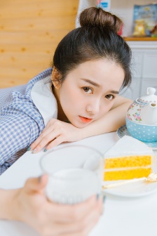 美女与男生亲密接触视频